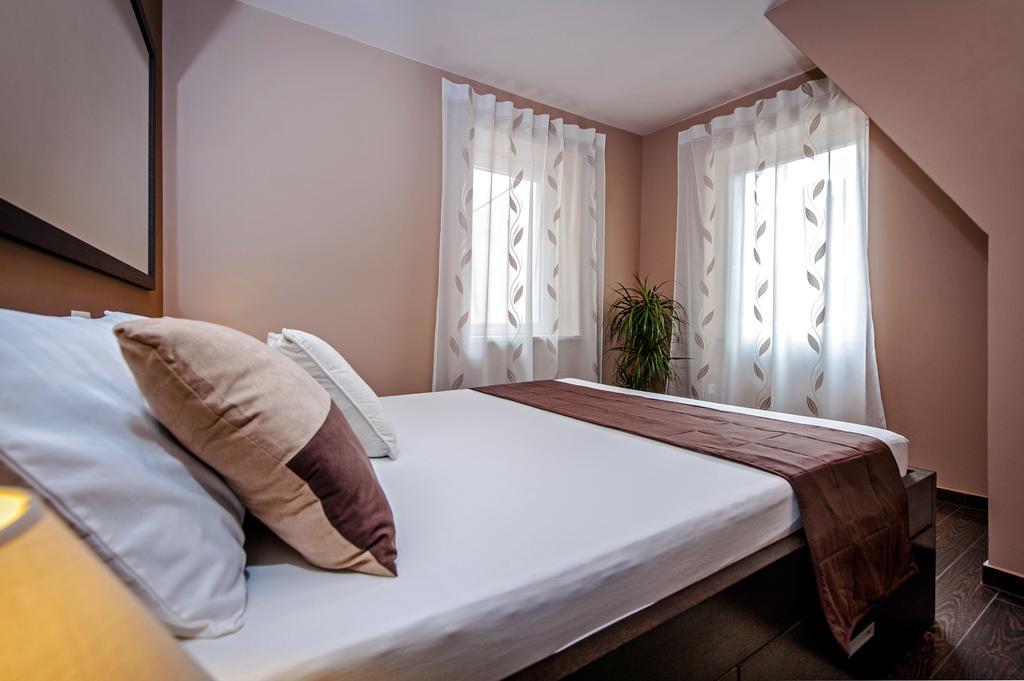 Apartments Casa Dekic ロヴィニ エクステリア 写真