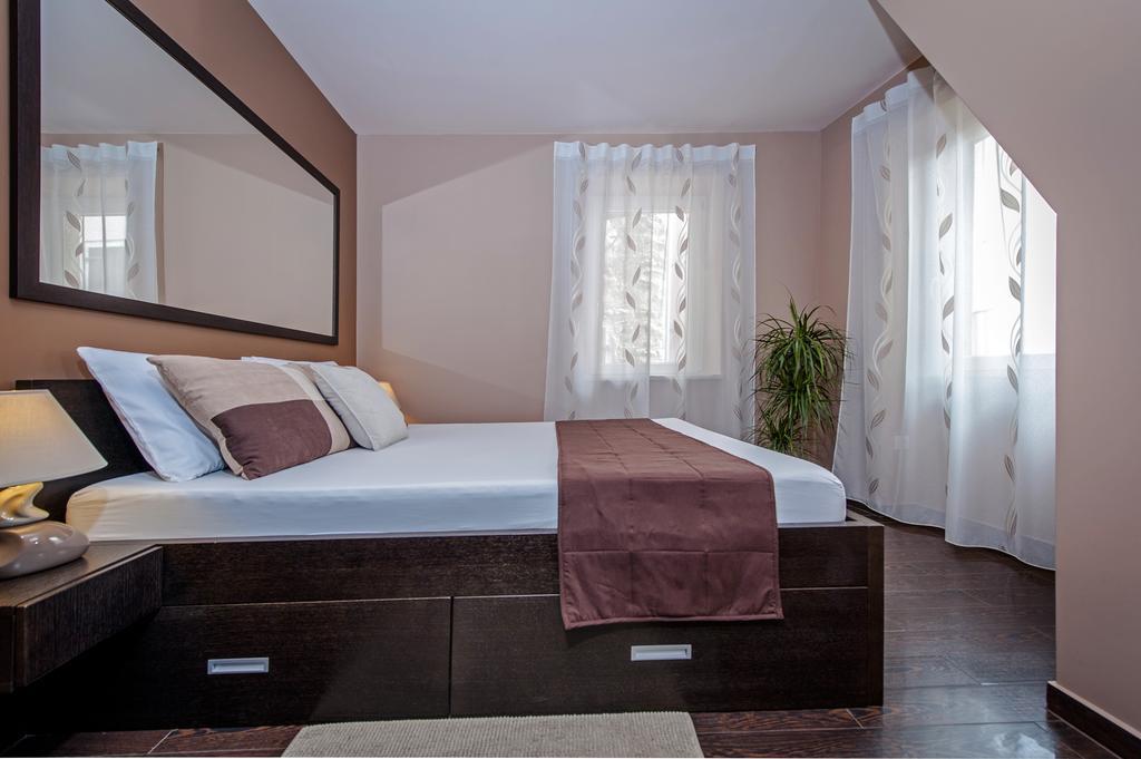 Apartments Casa Dekic ロヴィニ エクステリア 写真