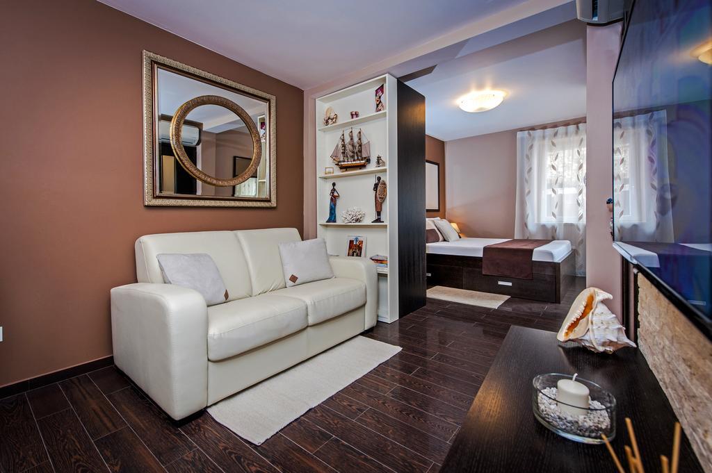 Apartments Casa Dekic ロヴィニ エクステリア 写真